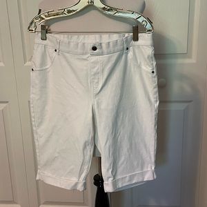 Hue pull on shorts